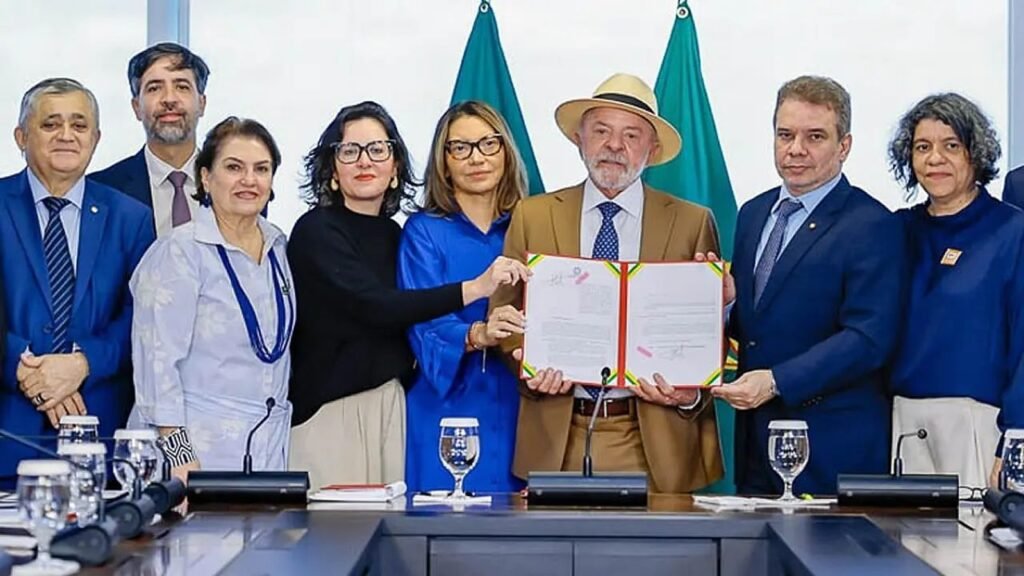 lei violência sexual infantil,PL 3066/2025,Estatuto da Criança e do Adolescente,ECA atualizado,deepfake infantil,inteligência artificial crimes sexuais,crimes hediondos violência sexual,Lula sanciona lei proteção infantil,pena crimes cibernéticos contra crianças,agente disfarçado infiltração virtual,ressarcimento SUS vítimas,tratamento psicológico vítimas de abuso,Diretrizes de Luxemburgo,organização criminosa exploração sexual infantil,Código Penal crimes sexuais,deepfake com uso de IA,proxy crimes digitais,segurança pública Brasil,legislação proteção de menores na internet