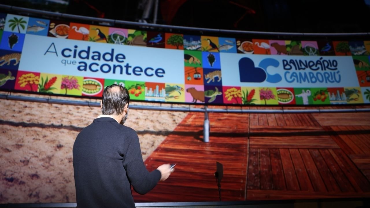 Balneário Camboriú,nova marca turística Balneário Camboriú,A cidade que acontece,turismo Balneário Camboriú,identidade visual Balneário Camboriú,trade turístico Balneário Camboriú,Cristo Luz,Expocentro Julio Tedesco,Parque Unipraias,Prefeitura de Balneário Camboriú,Sebrae,Agência Tempo Brasil,turismo de negócios,promoção turística,branding de destino,marketing turístico,Santa Catarina