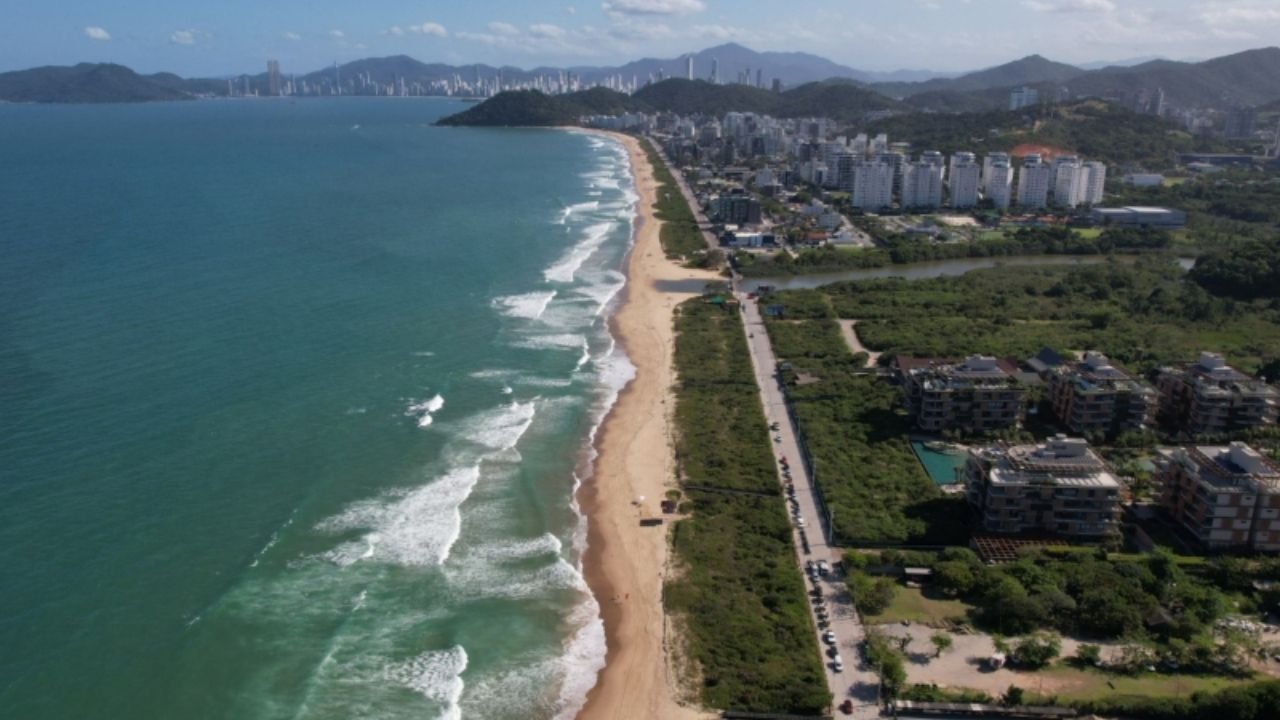 obras em Itajaí,obras na Praia Brava,Praia Brava Itajaí,projetos de obras em Itajaí,APROBRAVA,Associação dos Proprietários e Moradores da Praia Brava,Avenida ECOPARK,Avenida ECOPARK Itajaí,requalificação da Praia Brava,infraestrutura em Itajaí,mobilidade urbana Itajaí,traffic calming,Parque Linear da Lagoa do Cassino,Parque Natural Municipal do Canto do Morcego,requalificação da orla,Praia Brava Norte,Praia Brava Sul,obras viárias em Itajaí,urbanismo em Santa Catarina,infraestrutura em Santa Catarina