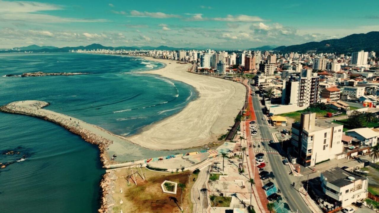 Praia do Gravatá,alargamento de praia Navegantes,obra de alargamento Gravatá,liberação da praia Navegantes,Corpo de Bombeiros Militar Navegantes,praia de Navegantes SC,investimento em infraestrutura Navegantes,secretaria de Infraestrutura Navegantes,Rio das Pedras Navegantes,Molhe do Gravatá,engorda de praia litoral catarinense,obra de contenção costeira,alargamento de faixa de areia,escarpas praia Navegantes,praia liberada para uso,orla de Navegantes,turismo litoral de Santa Catarina