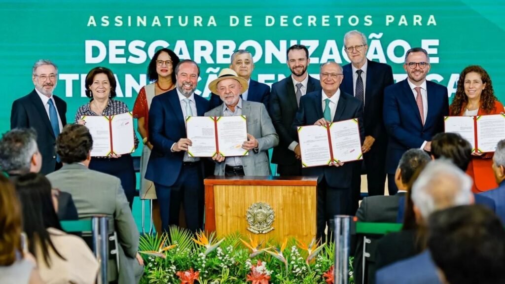 mercado livre de energia,consumidores baixa tensão,decreto energia elétrica Brasil,Aneel regulamentação,hidrogênio de baixa emissão de carbono,ProBioQAV combustível sustentável de aviação,captura e armazenamento de carbono,CCS CCUS Brasil,SAF Sustainable Aviation Fuel,Lei do Combustível do Futuro,transição energética Brasil,ANP regulamentação,descarbonização da aviação civil,mercado de hidrogênio verde,investimentos em energia limpa,decretos Lula agosto 2026,Ministério de Minas e Energia