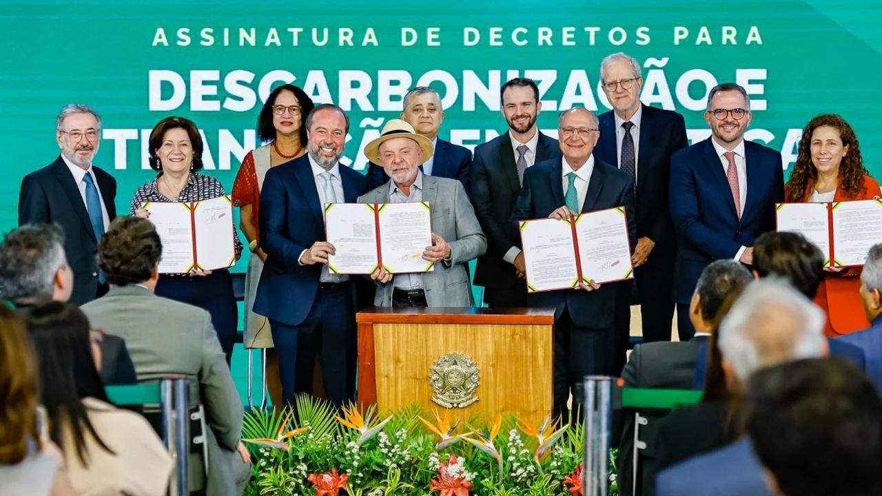 mercado livre de energia,consumidores baixa tensão,decreto energia elétrica Brasil,Aneel regulamentação,hidrogênio de baixa emissão de carbono,ProBioQAV combustível sustentável de aviação,captura e armazenamento de carbono,CCS CCUS Brasil,SAF Sustainable Aviation Fuel,Lei do Combustível do Futuro,transição energética Brasil,ANP regulamentação,descarbonização da aviação civil,mercado de hidrogênio verde,investimentos em energia limpa,decretos Lula agosto 2026,Ministério de Minas e Energia