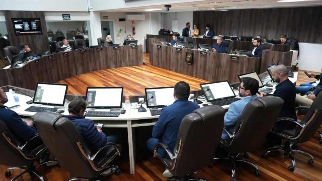 Câmara de Balneário Camboriú,projetos aprovados em Balneário Camboriú,sessão da Câmara de Balneário Camboriú,Câmara de Vereadores de Balneário Camboriú,imóveis públicos municipais,terrenos públicos em Balneário Camboriú,transparência pública,identificação de imóveis públicos,Código de Obras de Balneário Camboriú,Lei Ana Paula Farias,prevenção à violência contra a mulher,grupos reflexivos sobre masculinidades,violência contra a mulher em Balneário Camboriú,política municipal de prevenção à violência,projetos de lei em Santa Catarina,Câmara Municipal de Santa Catarina,patrimônio público municipal,votação na Câmara,Projeto de Lei 63/2026,Projeto de Lei 49/2025