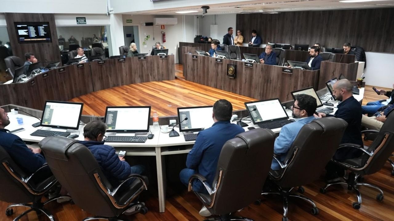 Câmara de Balneário Camboriú,projetos aprovados em Balneário Camboriú,sessão da Câmara de Balneário Camboriú,Câmara de Vereadores de Balneário Camboriú,imóveis públicos municipais,terrenos públicos em Balneário Camboriú,transparência pública,identificação de imóveis públicos,Código de Obras de Balneário Camboriú,Lei Ana Paula Farias,prevenção à violência contra a mulher,grupos reflexivos sobre masculinidades,violência contra a mulher em Balneário Camboriú,política municipal de prevenção à violência,projetos de lei em Santa Catarina,Câmara Municipal de Santa Catarina,patrimônio público municipal,votação na Câmara,Projeto de Lei 63/2026,Projeto de Lei 49/2025