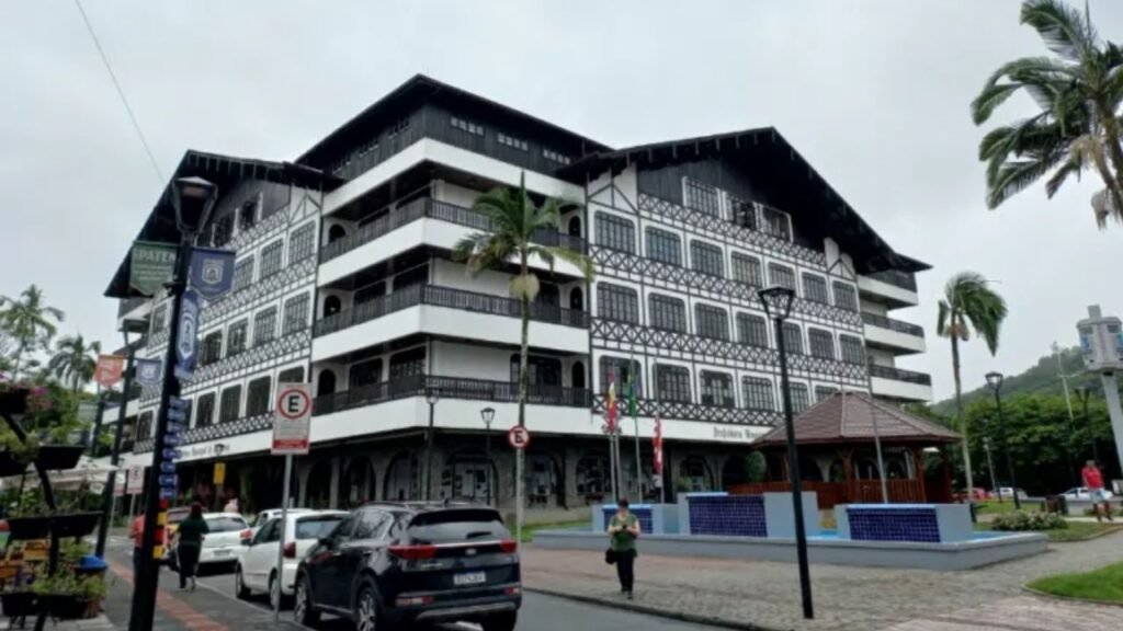 atraso de contribuições ao ISSBLU,Prefeitura de Blumenau ISSBLU,dívida previdenciária de Blumenau,R$ 42,9 milhões ISSBLU,contribuições previdenciárias Blumenau,atraso previdenciário Prefeitura de Blumenau,ISSBLU Blumenau,dívida de mais de R$ 350 milhões,parcelamento da dívida previdenciária,Sintraseb Blumenau,previdência dos servidores municipais,contas públicas de Blumenau,Lei Complementar 1.640/2025,parcelamento ISSBLU,contribuições patronais,aposentadorias dos servidores de Blumenau,risco para contas públicas,saúde educação e infraestrutura Blumenau