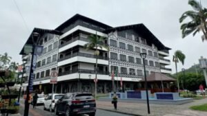 atraso de contribuições ao ISSBLU,Prefeitura de Blumenau ISSBLU,dívida previdenciária de Blumenau,R$ 42,9 milhões ISSBLU,contribuições previdenciárias Blumenau,atraso previdenciário Prefeitura de Blumenau,ISSBLU Blumenau,dívida de mais de R$ 350 milhões,parcelamento da dívida previdenciária,Sintraseb Blumenau,previdência dos servidores municipais,contas públicas de Blumenau,Lei Complementar 1.640/2025,parcelamento ISSBLU,contribuições patronais,aposentadorias dos servidores de Blumenau,risco para contas públicas,saúde educação e infraestrutura Blumenau