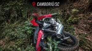 motocicleta furtada em Camboriú,Polícia Militar Camboriú,moto recuperada em Camboriú,12º Batalhão de Polícia Militar,recuperação de motocicleta furtada,furto de moto em Camboriú,Honda CG 160 Fan,veículo furtado recuperado,moto encontrada em área de mata,segurança pública em Camboriú,Polícia Militar de Santa Catarina,motocicleta com registro de furto,veículo recuperado pela PM,furto de veículo em Santa Catarina,ocorrência policial em Camboriú,moto abandonada em Camboriú,Delegacia de Polícia Civil,Rua Damasco Camboriú