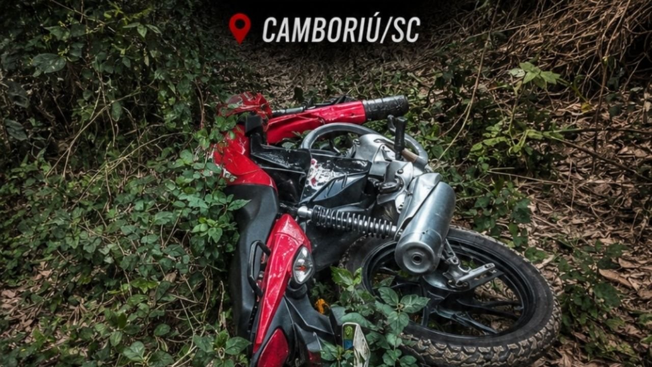 motocicleta furtada em Camboriú,Polícia Militar Camboriú,moto recuperada em Camboriú,12º Batalhão de Polícia Militar,recuperação de motocicleta furtada,furto de moto em Camboriú,Honda CG 160 Fan,veículo furtado recuperado,moto encontrada em área de mata,segurança pública em Camboriú,Polícia Militar de Santa Catarina,motocicleta com registro de furto,veículo recuperado pela PM,furto de veículo em Santa Catarina,ocorrência policial em Camboriú,moto abandonada em Camboriú,Delegacia de Polícia Civil,Rua Damasco Camboriú
