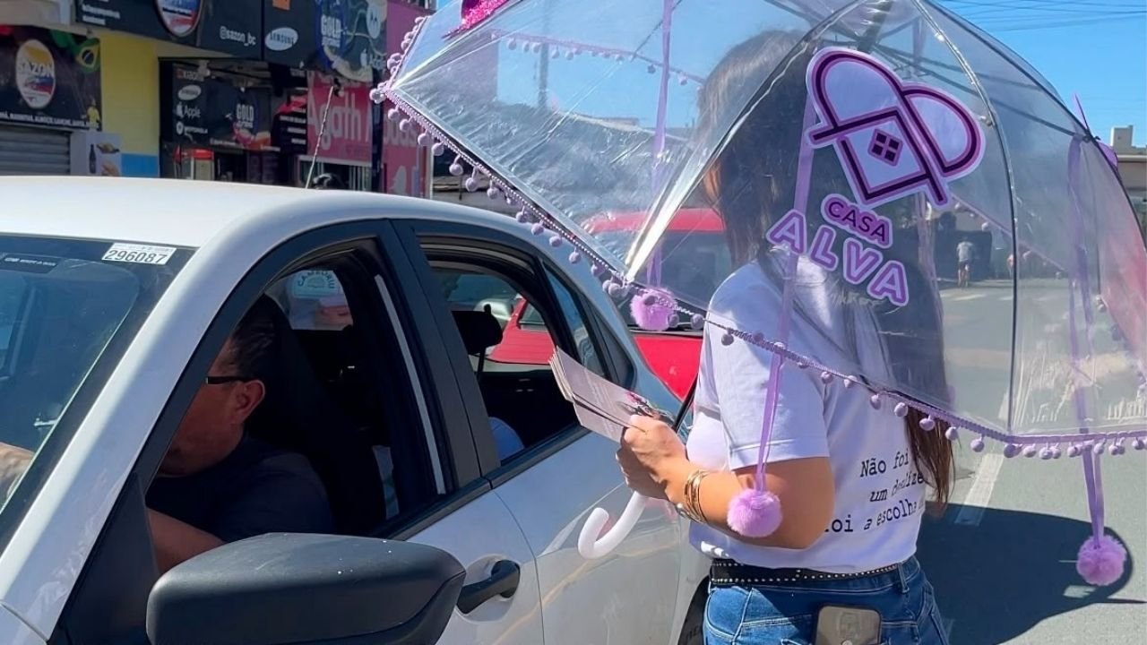 Agosto Lilás em Camboriú,Blitz Agosto Lilás,Camboriú por elas,violência contra a mulher em Camboriú,combate à violência contra a mulher,prevenção à violência contra a mulher,conscientização sobre violência contra a mulher,campanha Agosto Lilás,ações do Agosto Lilás,Prefeitura de Camboriú,assistência social em Camboriú,proteção às mulheres em Camboriú,enfrentamento à violência contra a mulher,bairro Monte Alegre Camboriú,mobilização contra violência doméstica,rede de proteção às mulheres,campanha contra violência doméstica,violência doméstica em Santa Catarina
