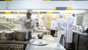 curso de Gastronomia Senac,restaurante-escola Origens SC,Alesc Florianópolis,mercado de trabalho gastronomia,formação profissional Senac SC,aulas práticas de culinária,cozinha profissional Santa Catarina,capacitação técnica em gastronomia,Assembleia Legislativa de Santa Catarina,setor de alimentação Florianópolis,estudantes de gastronomia,vivência prática restaurante,chef Carina Mildemberg,ensino de confeitaria SC,desenvolvimento de carreira culinária