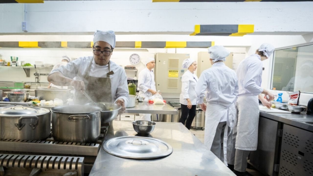curso de Gastronomia Senac,restaurante-escola Origens SC,Alesc Florianópolis,mercado de trabalho gastronomia,formação profissional Senac SC,aulas práticas de culinária,cozinha profissional Santa Catarina,capacitação técnica em gastronomia,Assembleia Legislativa de Santa Catarina,setor de alimentação Florianópolis,estudantes de gastronomia,vivência prática restaurante,chef Carina Mildemberg,ensino de confeitaria SC,desenvolvimento de carreira culinária