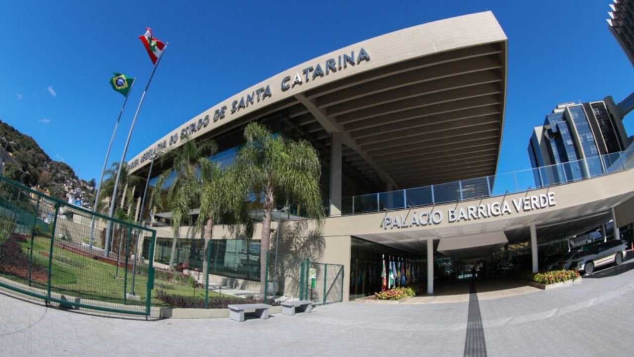 Alesc repasse R$ 20 milhões,famílias atingidas por granizo SC,tempestade de granizo Grande Florianópolis,Defesa Civil Santa Catarina,recursos para Biguaçu,danos granizo Florianópolis,suspensão de aulas Florianópolis,destruição Norte da Ilha,auxílio financeiro desastres SC,prevenção de eventos climáticos,comissão especial El Niño Alesc,estragos granizo Oeste catarinense,prorrogação de tributos empresas SC,casas destelhadas Canasvieiras e Ingleses,recuperação de infraestrutura pública