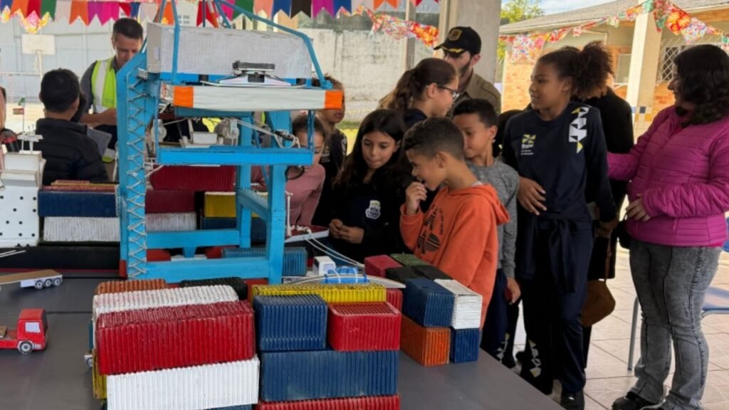 Itajaí,educação em Itajaí,Mostra Integrada de Experiências,Mostra Integrada de Experiências Itajaí,projetos pedagógicos em Itajaí,projetos escolares,exposição de projetos pedagógicos,Secretaria Municipal de Educação de Itajaí,escolas municipais de Itajaí,rede municipal de ensino,Centreventos Itajaí,educação em Santa Catarina,tecnologia na educação,cultura oceânica,preservação ambiental,alfabetização,história e cultura afro-brasileira,protagonismo dos estudantes,professores de Itajaí,evento de educação em Itajaí