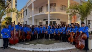 Brasil Sobre Trilhos,Brasil Sobre Trilhos Balneário Piçarras,espetáculo em Balneário Piçarras,orquestra em Balneário Piçarras,Orquestra Sinfônica Acadêmica Mariuccia Iacovino,espetáculo gratuito em Balneário Piçarras,programação cultural Balneário Piçarras,eventos em Balneário Piçarras,música sinfônica em Santa Catarina,Turnê Santa Catarina 2026,Orquestrando a Vida,Ginásio Aurélio Solano de Macedo,espetáculo musical em Balneário Piçarras,cultura em Balneário Piçarras,jovens músicos,folclore brasileiro,música de concerto,educação musical,intercâmbio cultural Rio de Janeiro Santa Catarina