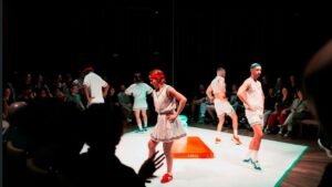 Conexões Contemporâneas Itajaí,Conexões Contemporâneas 2026,teatro em Itajaí,teatro contemporâneo em Itajaí,programação cultural em Itajaí,espetáculos gratuitos em Itajaí,oficina de teatro em Itajaí,artes cênicas em Itajaí,AQUI AINDA ou enquanto há futuro,Leitura e Prática do Teatro Contemporâneo,Giovana Soar,Itajaí Criativa Residência Artística,Karma Coletivo de Artes Cênicas,cultura em Itajaí,eventos culturais em Itajaí,teatro em Santa Catarina,dramaturgia contemporânea,formação em teatro,oficina de dramaturgia,Conexões Contemporâneas 6ª edição,Prêmio Elisabete Anderle,Fundação Catarinense de Cultura,programação cultural gratuita em Santa Catarina