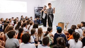 espetáculo em Itajaí,imigração angolana em Itajaí,ancestralidade negra,cultura africana em Itajaí,espetáculo Angola,histórias sobre Angola,escolas de Itajaí,Rede Municipal de Ensino de Itajaí,cultura em Itajaí,teatro em Itajaí,imigração africana em Santa Catarina,comunidade angolana em Itajaí,história da imigração angolana,narrativas africanas,contação de histórias,ancestralidade africana,movimento negro em Itajaí,espetáculos gratuitos em Itajaí,programação cultural Itajaí,apresentações gratuitas nas escolas