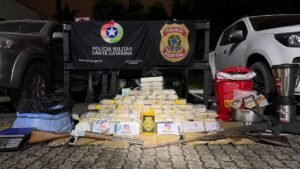 apreensão de drogas em Araquari,Polícia Militar em Araquari,Polícia Federal em Araquari,operação policial em Araquari,drogas apreendidas em Araquari,maconha apreendida em Araquari,pasta base de cocaína,apreensão de cocaína,45,3 kg de maconha,58 kg de pasta base de cocaína,armas de fogo apreendidas,três armas de fogo,três pessoas presas,prisão em flagrante,drogas e armas em Araquari,operação conjunta PM e PF,Polícia Militar e Polícia Federal,tráfico de drogas em Araquari,segurança pública em Araquari,apreensão de drogas em Santa Catarina,operação policial em Santa Catarina,Delegacia de Polícia Federal em Joinville,Canil da Polícia Militar,veículos apreendidos,dinheiro apreendido