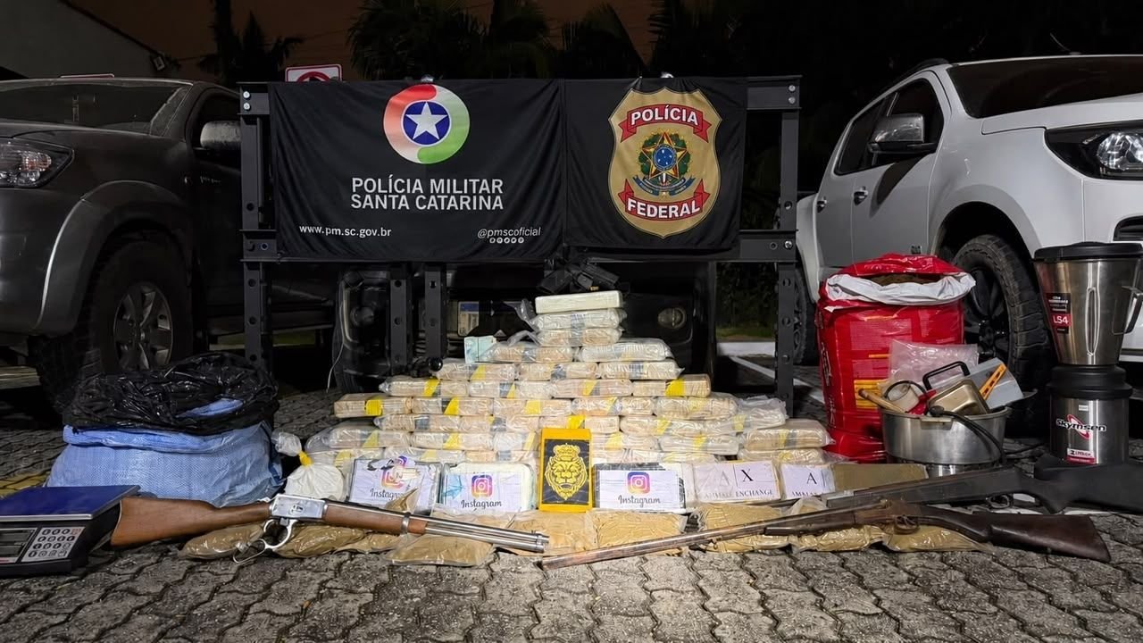 apreensão de drogas em Araquari,Polícia Militar em Araquari,Polícia Federal em Araquari,operação policial em Araquari,drogas apreendidas em Araquari,maconha apreendida em Araquari,pasta base de cocaína,apreensão de cocaína,45,3 kg de maconha,58 kg de pasta base de cocaína,armas de fogo apreendidas,três armas de fogo,três pessoas presas,prisão em flagrante,drogas e armas em Araquari,operação conjunta PM e PF,Polícia Militar e Polícia Federal,tráfico de drogas em Araquari,segurança pública em Araquari,apreensão de drogas em Santa Catarina,operação policial em Santa Catarina,Delegacia de Polícia Federal em Joinville,Canil da Polícia Militar,veículos apreendidos,dinheiro apreendido