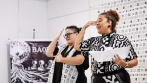 espetáculo Angola Itajaí,imigração angolana em Itajaí,ancestralidade negra em Itajaí,teatro nas escolas de Itajaí,cultura africana em Itajaí,história da imigração angolana,famílias angolanas em Itajaí,comunidade angolana em Itajaí,espetáculo gratuito em Itajaí,apresentações nas escolas,Rede Municipal de Ensino de Itajaí,cultura negra em Santa Catarina,educação e cultura,narrativa de histórias,lendas tradicionais africanas,história da África,movimento negro em Itajaí,Angola e Itajaí,teatro infantil em Itajaí,espetáculo Angola 2026