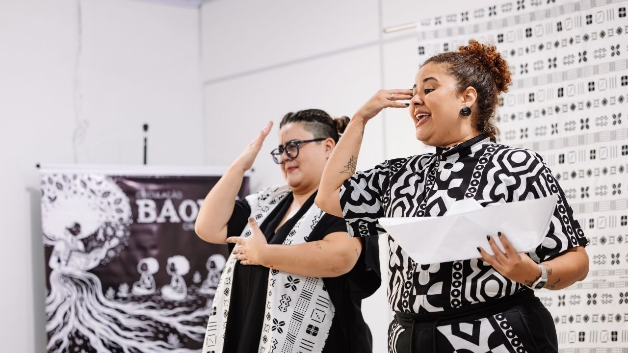 espetáculo Angola Itajaí,imigração angolana em Itajaí,ancestralidade negra em Itajaí,teatro nas escolas de Itajaí,cultura africana em Itajaí,história da imigração angolana,famílias angolanas em Itajaí,comunidade angolana em Itajaí,espetáculo gratuito em Itajaí,apresentações nas escolas,Rede Municipal de Ensino de Itajaí,cultura negra em Santa Catarina,educação e cultura,narrativa de histórias,lendas tradicionais africanas,história da África,movimento negro em Itajaí,Angola e Itajaí,teatro infantil em Itajaí,espetáculo Angola 2026