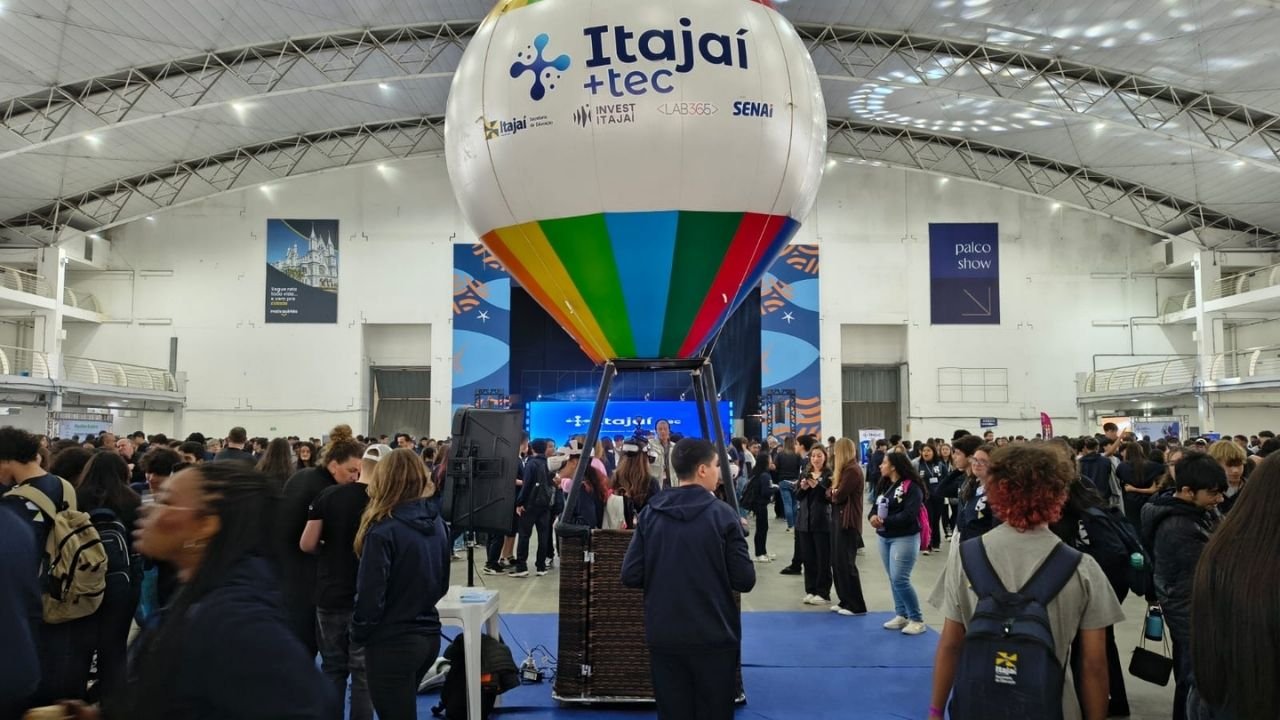 Itajaí + Tec,Itajaí tecnologia,tecnologia em Itajaí,estudantes de Itajaí,educação tecnológica em Itajaí,programação em Itajaí,inovação em Itajaí,estudantes tecnologia,tecnologia na educação,profissões do futuro,formação tecnológica,realidade virtual em Itajaí,robótica educacional,programação para estudantes,SENAI Itajaí,Prefeitura de Itajaí,mercado de trabalho e tecnologia,jovens e tecnologia,Hackathon Itajaí,formação de programadores,estudantes da rede municipal,educação em Santa Catarina,inovação tecnológica,qualificação profissional,tecnologia e mercado de trabalho