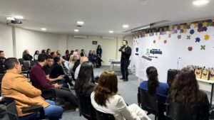 CAP-TEA,CAP-TEA Itapema,CAP-TEA completa um ano,atendimento ao autismo,autismo em Itapema,Transtorno do Espectro Autista,TEA,atendimento especializado ao autismo,saúde em Itapema,Univali,Universidade do Vale do Itajaí,Prefeitura de Itapema,crianças com autismo,adolescentes com autismo,tratamento para autismo,terapias para autismo,atendimento especializado em Itapema,saúde pública em Itapema,72 mil atendimentos CAP-TEA,aprovação das famílias,451 crianças e adolescentes,parceria entre Prefeitura e Univali,CAP-TEA em Santa Catarina,modelo de atendimento ao autismo,Tijucas CAP-TEA