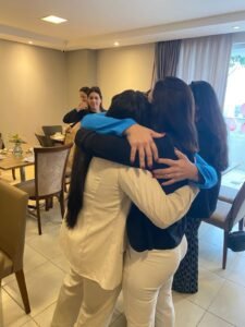 Autismo em Movimento,Edineia Andreia Andreis,autismo em Santa Catarina,inclusão de crianças autistas,famílias atípicas,Transtorno do Espectro Autista,TEA,desenvolvimento infantil,brincar e movimento,Educação Física,projeto social de autismo,associação sem fins lucrativos,acolhimento para famílias atípicas,conscientização sobre autismo,inclusão social,rede de apoio para autismo,Santa Catarina