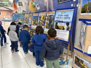 Balneário Camboriú,Balneário Camboriú SC,exposição Entre redes mares e saberes,educação ambiental,Emasa,Empresa Municipal de Água e Saneamento,crianças de Balneário Camboriú,Rede Municipal de Ensino,pesca artesanal,cultura pesqueira,educação infantil,sustentabilidade,preservação ambiental,Praia de Taquarinhas,Agito no Bairro,Paço Municipal de Balneário Camboriú,conscientização ambiental,trabalhos escolares