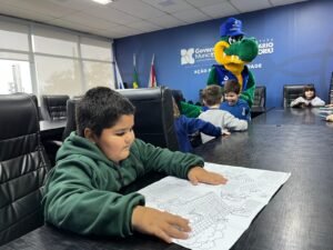 Balneário Camboriú,Balneário Camboriú SC,exposição Entre redes mares e saberes,educação ambiental,Emasa,Empresa Municipal de Água e Saneamento,crianças de Balneário Camboriú,Rede Municipal de Ensino,pesca artesanal,cultura pesqueira,educação infantil,sustentabilidade,preservação ambiental,Praia de Taquarinhas,Agito no Bairro,Paço Municipal de Balneário Camboriú,conscientização ambiental,trabalhos escolares