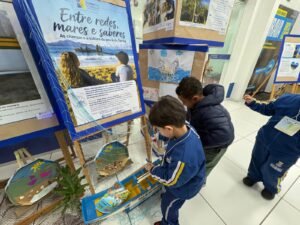 Balneário Camboriú,Balneário Camboriú SC,exposição Entre redes mares e saberes,educação ambiental,Emasa,Empresa Municipal de Água e Saneamento,crianças de Balneário Camboriú,Rede Municipal de Ensino,pesca artesanal,cultura pesqueira,educação infantil,sustentabilidade,preservação ambiental,Praia de Taquarinhas,Agito no Bairro,Paço Municipal de Balneário Camboriú,conscientização ambiental,trabalhos escolares