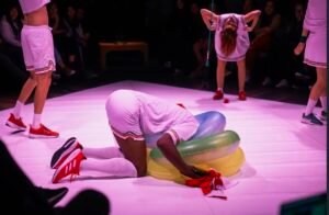 Conexões Contemporâneas Itajaí,Conexões Contemporâneas 2026,teatro em Itajaí,teatro contemporâneo em Itajaí,programação cultural em Itajaí,espetáculos gratuitos em Itajaí,oficina de teatro em Itajaí,artes cênicas em Itajaí,AQUI AINDA ou enquanto há futuro,Leitura e Prática do Teatro Contemporâneo,Giovana Soar,Itajaí Criativa Residência Artística,Karma Coletivo de Artes Cênicas,cultura em Itajaí,eventos culturais em Itajaí,teatro em Santa Catarina,dramaturgia contemporânea,formação em teatro,oficina de dramaturgia,Conexões Contemporâneas 6ª edição,Prêmio Elisabete Anderle,Fundação Catarinense de Cultura,programação cultural gratuita em Santa Catarina