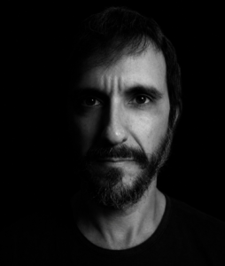 lançamento de livro Itajaí,O Fim da História Rômulo Mafra,romance brasileiro ficção política,KASARTES Gastrobar Itajaí,trilogia O Conselho Dois Mundos,ficção especulativa democracia,thriller político brasileiro,evento literário Santa Catarina,livro sobre colapso da democracia,autor catarinense Rômulo Mafra,lançamento literário agosto 2026,romance de formação brasileiro,pré-venda livro Itajaí,literatura e política contemporânea,evento cultural Itajaí agosto