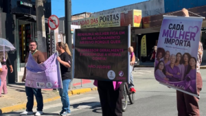 Agosto Lilás em Camboriú,Blitz Agosto Lilás,Camboriú por elas,violência contra a mulher em Camboriú,combate à violência contra a mulher,prevenção à violência contra a mulher,conscientização sobre violência contra a mulher,campanha Agosto Lilás,ações do Agosto Lilás,Prefeitura de Camboriú,assistência social em Camboriú,proteção às mulheres em Camboriú,enfrentamento à violência contra a mulher,bairro Monte Alegre Camboriú,mobilização contra violência doméstica,rede de proteção às mulheres,campanha contra violência doméstica,violência doméstica em Santa Catarina