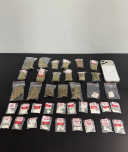 apreensão de drogas em Araquari,Polícia Militar em Araquari,Polícia Federal em Araquari,operação policial em Araquari,drogas apreendidas em Araquari,maconha apreendida em Araquari,pasta base de cocaína,apreensão de cocaína,45,3 kg de maconha,58 kg de pasta base de cocaína,armas de fogo apreendidas,três armas de fogo,três pessoas presas,prisão em flagrante,drogas e armas em Araquari,operação conjunta PM e PF,Polícia Militar e Polícia Federal,tráfico de drogas em Araquari,segurança pública em Araquari,apreensão de drogas em Santa Catarina,operação policial em Santa Catarina,Delegacia de Polícia Federal em Joinville,Canil da Polícia Militar,veículos apreendidos,dinheiro apreendido