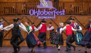 Oktoberfest Blumenau 2026,41ª Oktoberfest Blumenau,dança na Oktoberfest Blumenau,apresentações de dança Oktoberfest,grupos folclóricos Blumenau,dança folclórica alemã,cultura alemã em Blumenau,Oktoberfest Santa Catarina,programação Oktoberfest 2026,Parque Vila Germânica,Festival de Danças Germânicas,AFG Blumenau,Associação dos Grupos Folclóricos Germânicos,dançarinos Oktoberfest,desfile Oktoberfest Blumenau,Rua XV de Novembro Oktoberfest,cultura dos imigrantes alemães,eventos em Blumenau,turismo em Blumenau