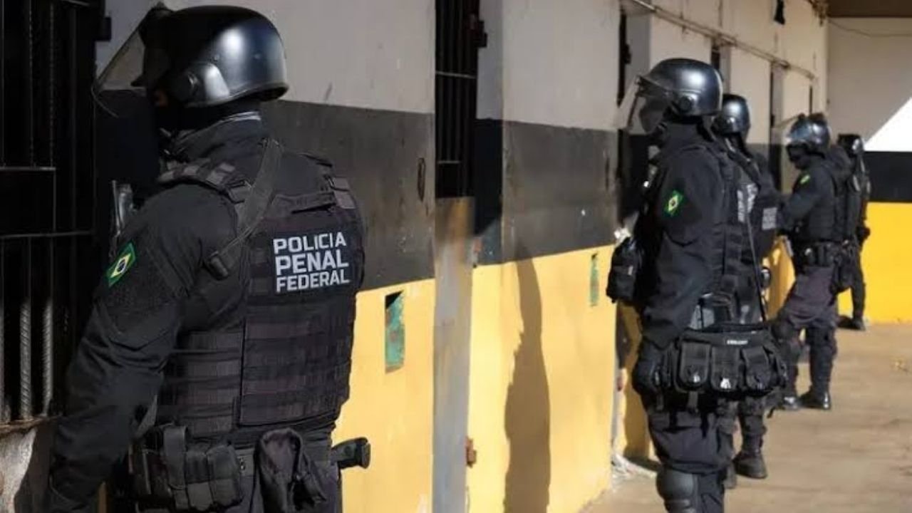 Governo Federal,combate ao crime organizado,sistema prisional brasileiro,operações no sistema prisional,Operação MUTE,Operação Modo Avião,SENAPPEN,Ministério da Justiça e Segurança Pública,Polícia Penal Federal,Polícia Penal Estadual,segurança pública,modernização do sistema prisional,equipamentos de segurança prisional,body scanners em presídios,georradares,kits de varredura,equipamentos de raios X,inteligência penal,capacitação de policiais penais,inteligência artificial no sistema prisional,prevenção de ilícitos em presídios,aparelhos celulares em presídios,unidades prisionais brasileiras
