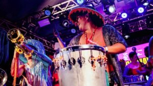 Roda de Timbau Floripa,María Paz percussionista,oficina de timbau Florianópolis,formação musical gratuita Florianópolis,percussão afro-brasileira Santa Catarina,timbau oficina setembro,Instituto Arco-Íris Direitos Humanos,percussionista chilena Florianópolis,cultura afro-brasileira Florianópolis,Lenynha Oliveira percussão baiana,blocos de Carnaval de rua Florianópolis,oficinas de percussão Santa Catarina,mulheres na música percussiva,ritmos afro-latino-americanos,aula gratuita de timbau,cena musical Florianópolis
