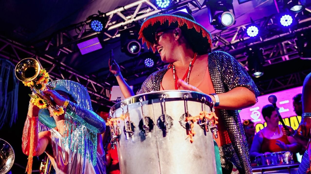 Roda de Timbau Floripa,María Paz percussionista,oficina de timbau Florianópolis,formação musical gratuita Florianópolis,percussão afro-brasileira Santa Catarina,timbau oficina setembro,Instituto Arco-Íris Direitos Humanos,percussionista chilena Florianópolis,cultura afro-brasileira Florianópolis,Lenynha Oliveira percussão baiana,blocos de Carnaval de rua Florianópolis,oficinas de percussão Santa Catarina,mulheres na música percussiva,ritmos afro-latino-americanos,aula gratuita de timbau,cena musical Florianópolis