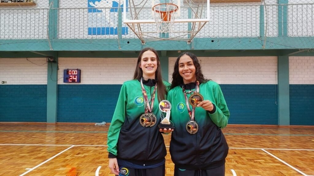 Balneário Piçarras,basquete Balneário Piçarras,atletas de Balneário Piçarras,Seleção Brasileira Sub-15,basquete feminino Sub-15,Maria Eduarda Teles,Vitória Lopes Barros,ADEPI,Associação Desportiva de Piçarras,CBB,Confederação Brasileira de Basketball,convocação Seleção Brasileira,basquete feminino Santa Catarina,esporte em Balneário Piçarras,categorias de base,Copa Kenia 2026,Comercial Eldorado 2026,basquete na Argentina,Puerto Iguazú