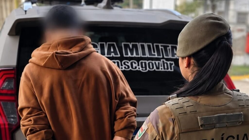 homem preso em Camboriú,foragido da Justiça em Camboriú,prisão em Camboriú,12º Batalhão Polícia Militar,Polícia Militar Camboriú,homem não retorna saída temporária,saída temporária em SC,mandado de prisão em Camboriú,prisão no bairro Monte Alegre,segurança pública em Camboriú,furto roubo e receptação,homem foragido em Santa Catarina,Complexo Penitenciário do Vale do Itajaí,ocorrência policial Camboriú,prisão pela Polícia Militar,crimes contra o patrimônio,policiamento em Camboriú,PM de Santa Catarina,Vale do Itajaí