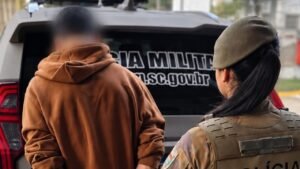 homem preso em Camboriú,foragido da Justiça em Camboriú,prisão em Camboriú,12º Batalhão Polícia Militar,Polícia Militar Camboriú,homem não retorna saída temporária,saída temporária em SC,mandado de prisão em Camboriú,prisão no bairro Monte Alegre,segurança pública em Camboriú,furto roubo e receptação,homem foragido em Santa Catarina,Complexo Penitenciário do Vale do Itajaí,ocorrência policial Camboriú,prisão pela Polícia Militar,crimes contra o patrimônio,policiamento em Camboriú,PM de Santa Catarina,Vale do Itajaí