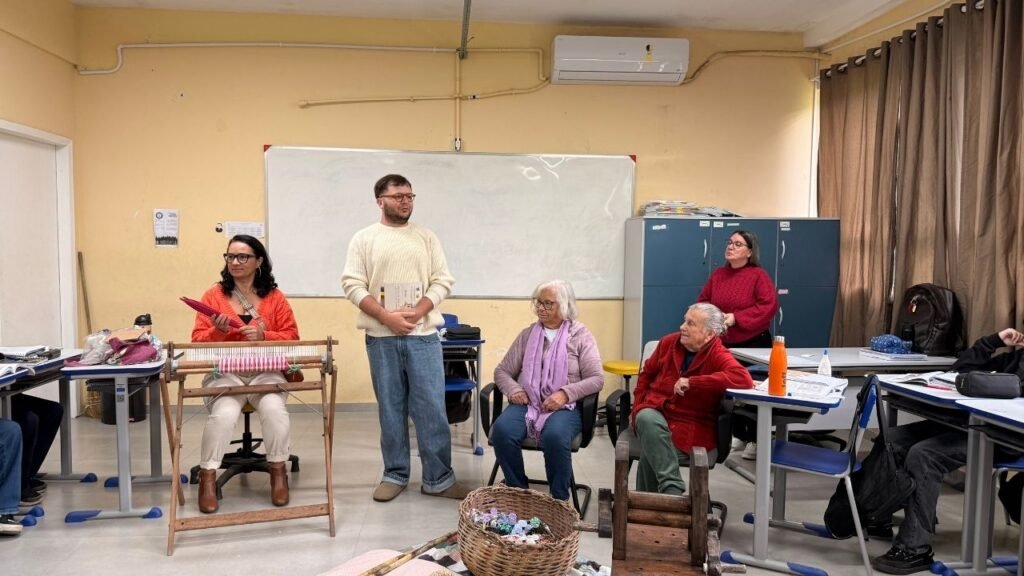 websérie Fios de Algodão,fiação artesanal do algodão,cultivo de algodão Bombinhas,cultura tradicional Santa Catarina,Museu Comunitário Engenho do Sertão,Prefeitura de Bombinhas cultura,Fundação Municipal de Cultura de Bombinhas,Edital Mestre Cantalício Rocha,mestras artesãs Bombinhas,educação patrimonial Bombinhas,CEIT Leonel de Moura Brizola,tecelagem artesanal Santa Catarina,memória cultural Bombinhas,projeto cultural algodão,documentário cultura popular,artesanato têxtil tradicional