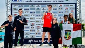 atletismo Balneário Camboriú,Campeonato Estadual Caixa de Atletismo,atletismo Sub-16 Santa Catarina,Fundação Municipal de Esportes,medalhas atletismo Chapecó,Kauani Natyeli Rodriguês de Oliveira,Enzo Santos da Silva salto com vara,João Moniz Mello treinador FME,Complexo Esportivo do Verdão,atletismo estadual setembro 2026,esporte de base Balneário Camboriú,categorias sub-16 atletismo,resultados atletismo catarinense,competição de atletismo SC,jovens atletas Balneário Camboriú