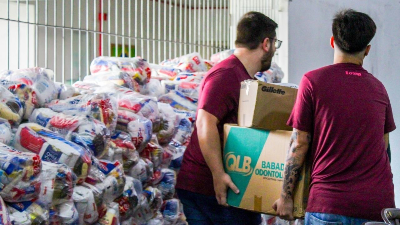 Cronos Logistics,Cronos Contra a Fome,doação de alimentos,arrecadação de alimentos,30 toneladas de alimentos,campanha contra a fome,solidariedade em Itajaí,ação social em Santa Catarina,responsabilidade social empresarial,comércio exterior,logística em Itajaí,agente de carga,empresas de logística,cestas básicas,doação para famílias,combate à fome,segurança alimentar,Itajaí Santa Catarina,logística internacional,importação e exportação