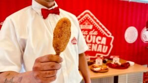 picolé de linguiça Blumenau,Oktoberfest Blumenau 2026,41ª Oktoberfest Blumenau,linguiça Blumenau,gastronomia da Oktoberfest Blumenau,novidades gastronômicas Oktoberfest,gastronomia em Blumenau,Blumenau Santa Catarina,pratos da Oktoberfest,Casa da Linguiça Blumenau,Olho Embutidos,pão de queijo com linguiça Blumenau,pipoca de linguiça Blumenau,Parque Vila Germânica,gastronomia alemã em Blumenau,pratos típicos Oktoberfest,Indicação Geográfica linguiça Blumenau,produtos de Santa Catarina,Oktoberfest Blumenau gastronomia