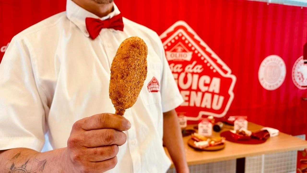 picolé de linguiça Blumenau,Oktoberfest Blumenau 2026,41ª Oktoberfest Blumenau,linguiça Blumenau,gastronomia da Oktoberfest Blumenau,novidades gastronômicas Oktoberfest,gastronomia em Blumenau,Blumenau Santa Catarina,pratos da Oktoberfest,Casa da Linguiça Blumenau,Olho Embutidos,pão de queijo com linguiça Blumenau,pipoca de linguiça Blumenau,Parque Vila Germânica,gastronomia alemã em Blumenau,pratos típicos Oktoberfest,Indicação Geográfica linguiça Blumenau,produtos de Santa Catarina,Oktoberfest Blumenau gastronomia