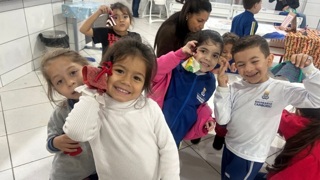 Projeto Escola do Rio e Mar,Escola do Rio e Mar Balneário Camboriú,cultura quilombola em Balneário Camboriú,oficina de Abayomi,bonecas Abayomi,NEI Bom Sucesso,educação infantil em Balneário Camboriú,cultura afro-brasileira nas escolas,comunidade quilombola Morro do Boi,território quilombola Balneário Camboriú,educação ambiental BC,cultura local Balneário Camboriú,oficinas culturais para crianças,educação e cultura em BC,artesanato quilombola,identidade cultural,saberes tradicionais,cultura negra na educação infantil,Região Sul Balneário Camboriú