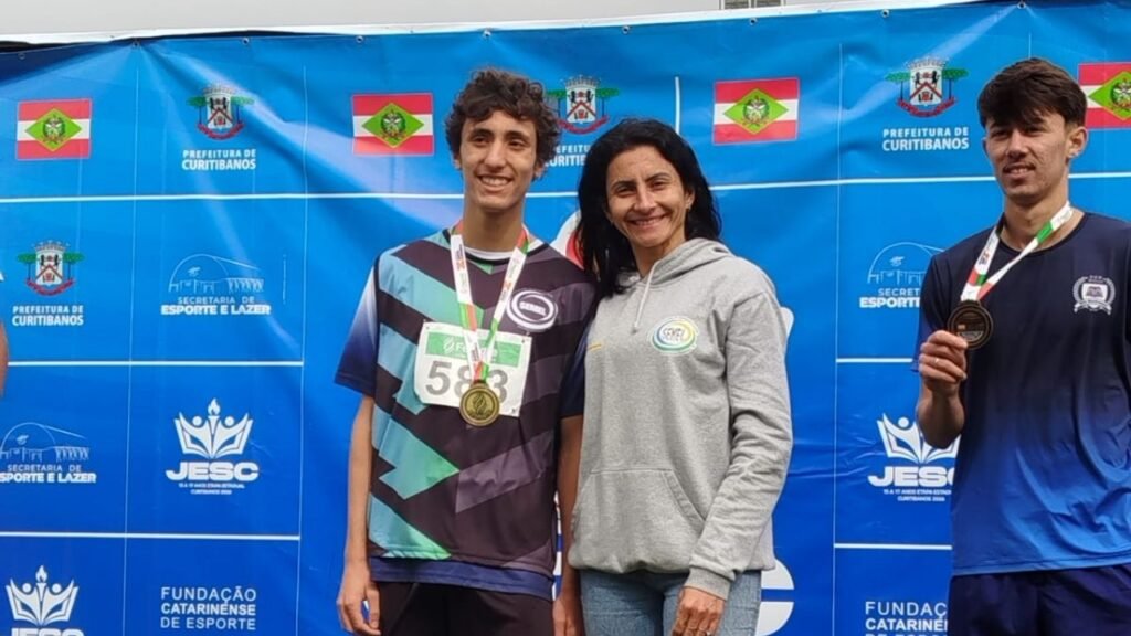atleta de Balneário Piçarras,Jeferson Nicoli Pereira,Jeferson atletismo,Balneário Piçarras Jesc,Jesc 2026,Jogos Escolares de Santa Catarina,atletismo Jesc,ouro nos 800 metros,ouro nos 3 mil metros,atleta de Santa Catarina,esporte escolar em Balneário Piçarras,etapa nacional dos Jogos Escolares,Jogos Escolares em Foz do Iguaçu,atleta de Balneário Piçarras no nacional,atletismo em Santa Catarina,competição de atletismo,esporte em Balneário Piçarras,jovens atletas de Santa Catarina,800 metros Jesc