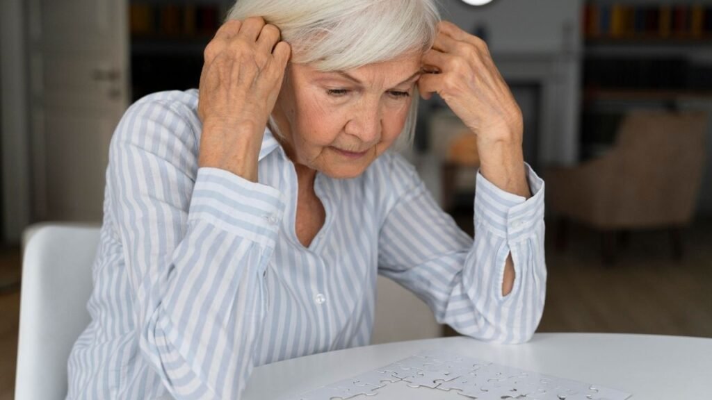 Alzheimer,sinais de Alzheimer,sintomas de Alzheimer,esquecimento e Alzheimer,esquecimento na terceira idade,saúde cerebral,prevenção do Alzheimer,diagnóstico de Alzheimer,demência,fatores de risco para demência,envelhecimento saudável,longevidade,saúde do idoso,atividade física e saúde cerebral,estímulo cognitivo,perda de memória,Alzheimer em idosos,Palhoça,saúde em Santa Catarina