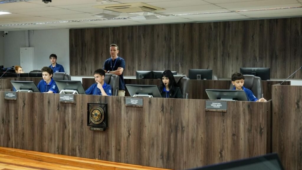 Câmara Mirim de Balneário Camboriú,Câmara Mirim BC,veículos elétricos em Balneário Camboriú,capacitação para usuários de veículos elétricos,segurança no trânsito em Balneário Camboriú,educação no trânsito,Programa Municipal de Educação e Capacitação,Indicação 127/2026,trânsito em Balneário Camboriú,mobilidade urbana,segurança viária,veículos elétricos,educação para o trânsito,Câmara de Vereadores de Balneário Camboriú,Legislativo de Balneário Camboriú,Ariana Rodriguez,Escola do Legislativo